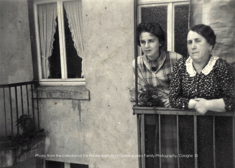 AW17 women's_Two women on the balcony 800x1116