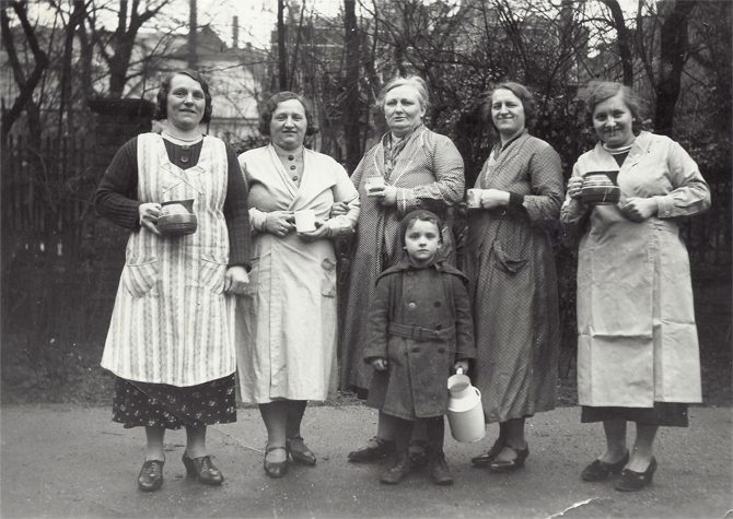 AW18 WOMEN women in aprons