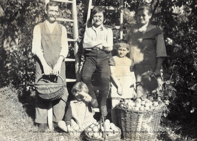 AW19 Women_Family in the Garden