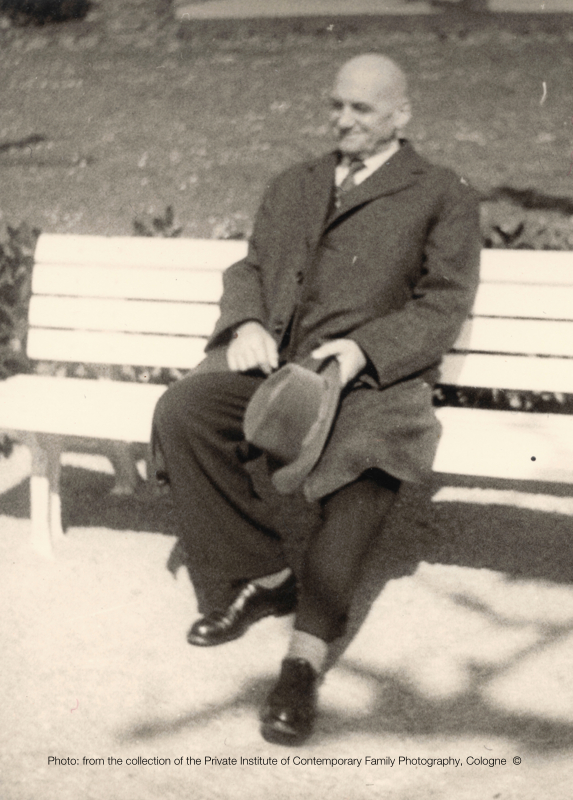 Men with hat, park bench 800x573 2