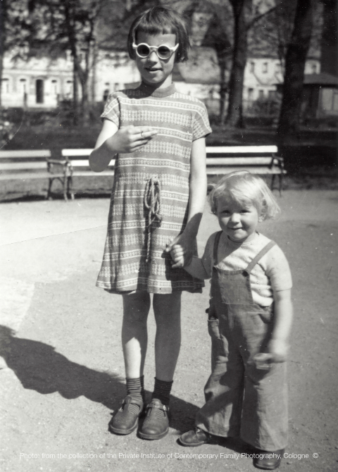 SS22 MC girl with round sunglasses and a little boy WEBSIDE