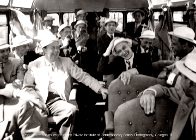 SS22 PC_men in the bus_WEBSIDE