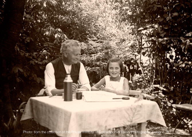 SS24_grandpa with granddaughter at the garden table_WEBSITE